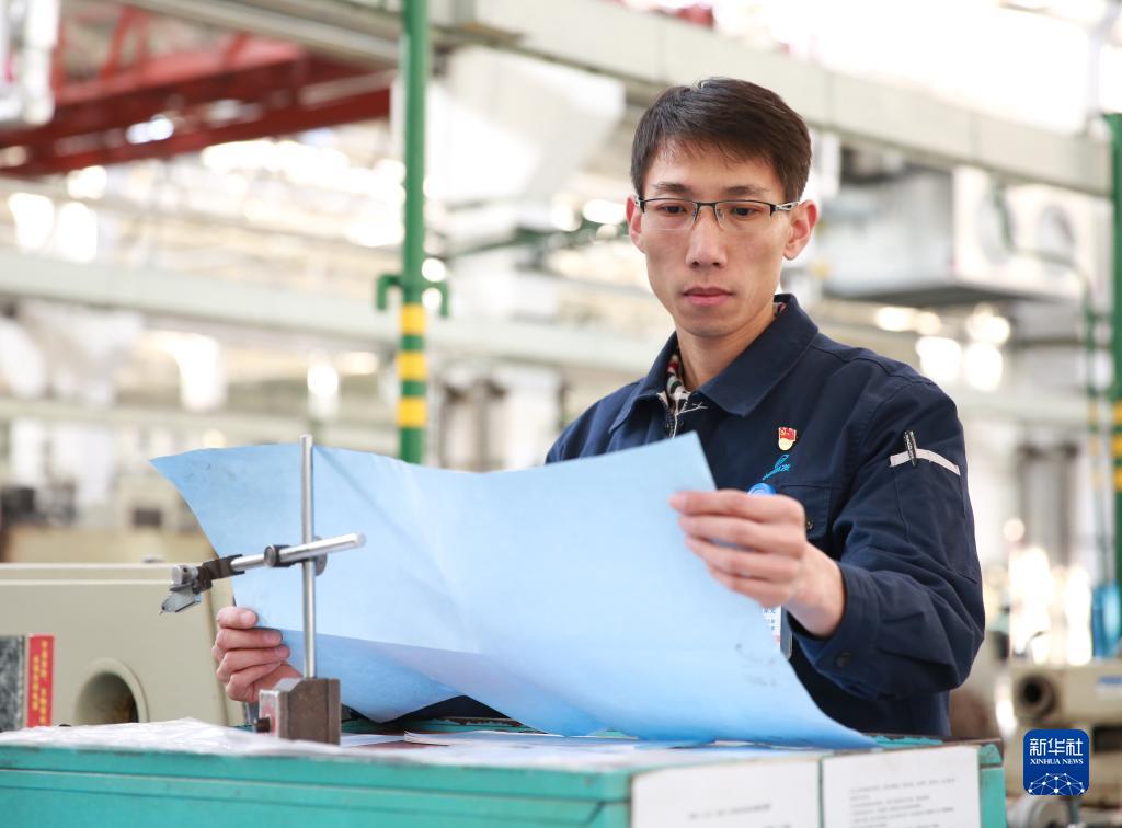 洪家光在查看圖紙（2018年1月3日攝）。